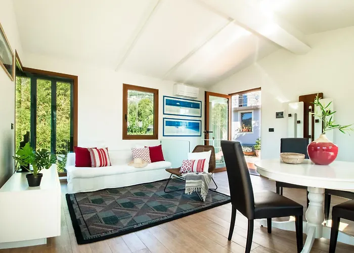 La 2 - Elegant And Cozy With Free Parking And A C Holiday home *